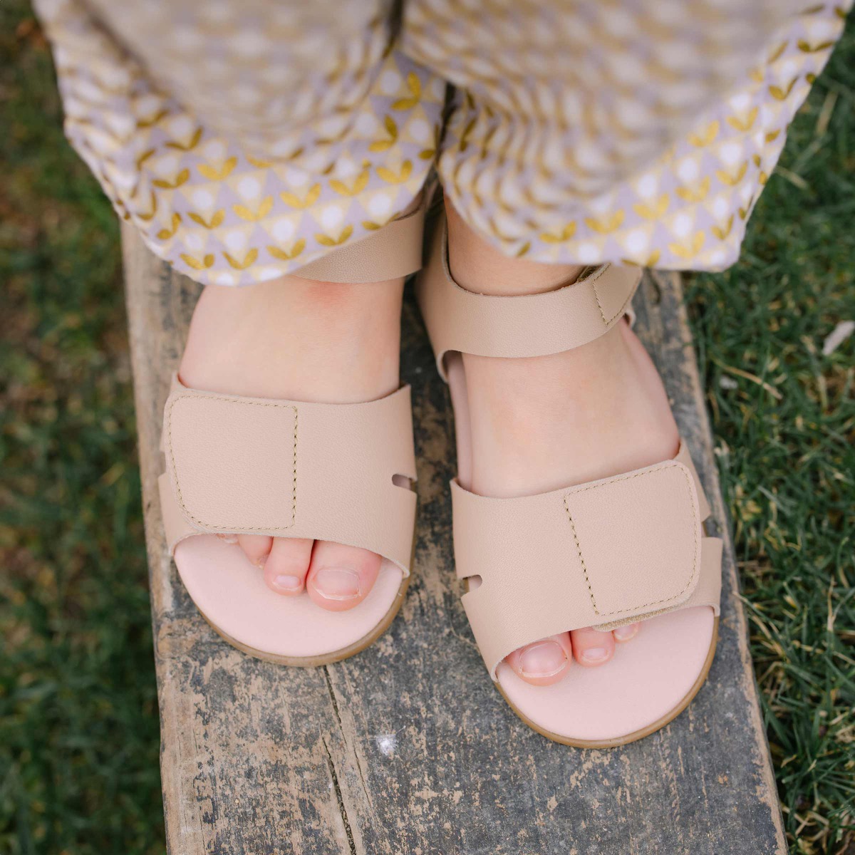Sandali minimalisti con fascia anteriore a strappo per bambine - Main Image