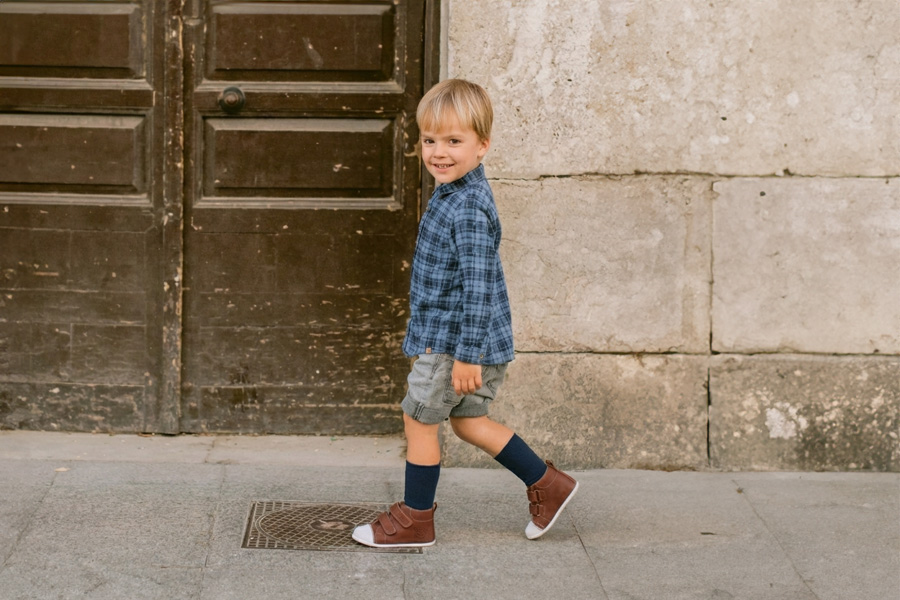 Stivaletto sportivo in pelle con punta bianca