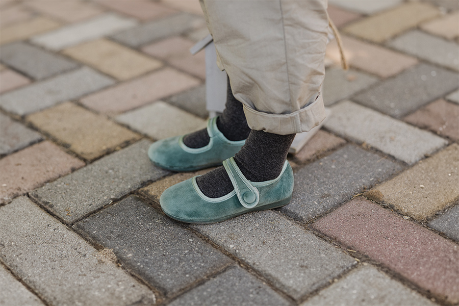 Ballerine con cinturino velvet chiusura a strappo bottone
