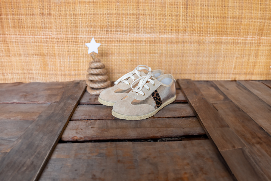 Sneakers bambina lacci dettagli metallizzati