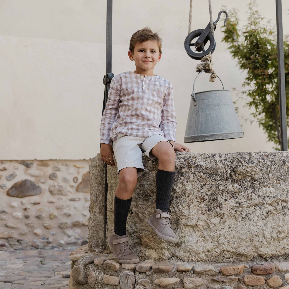 Stivaletti barefoot pelle scamosciata cinturino pelle e lacci Pietra