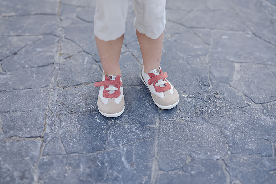 Sneakers barefoot lacci elastici e cinturino a strappo