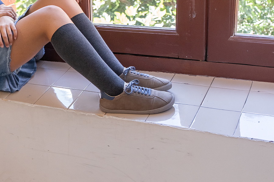 Sneakers barefoot effetto camoscio lacci contrasto