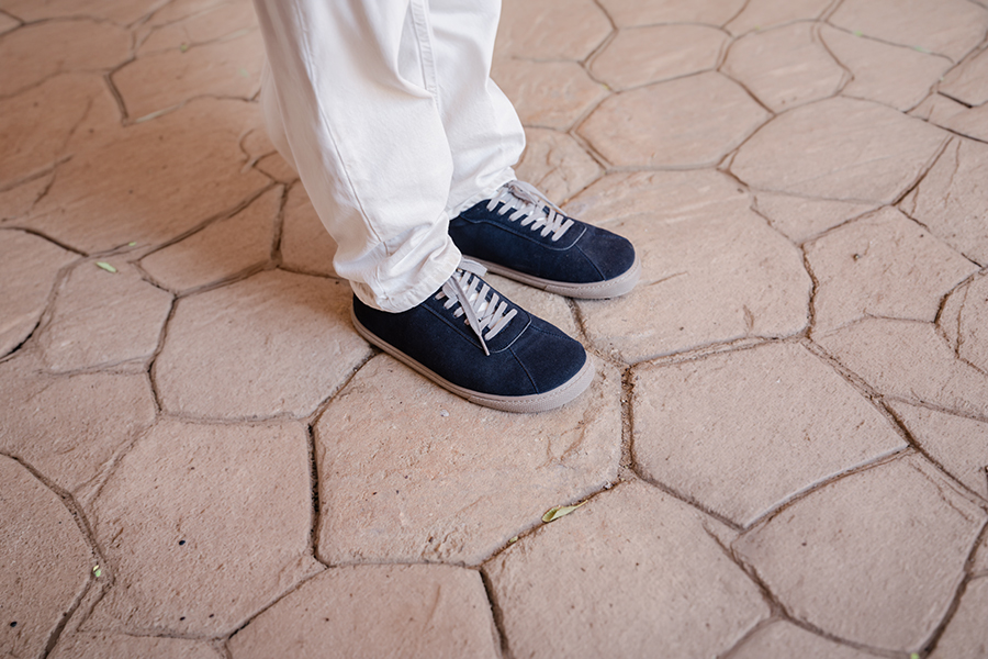 Sneakers barefoot effetto camoscio lacci contrasto