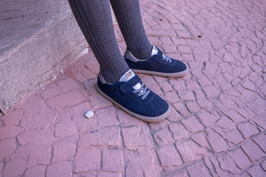 Sneakers barefoot effetto camoscio chiusura combinata