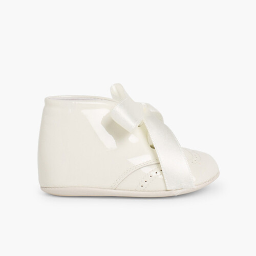 Scarpe neonato di vernice con fiocco raso Beige
