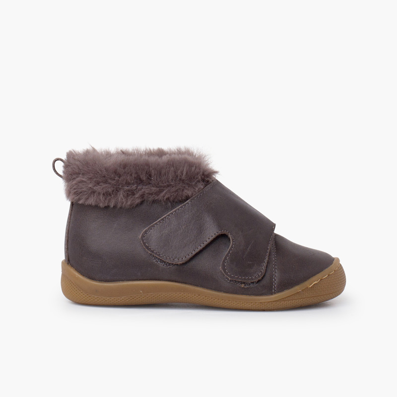 Stivaletto con collo di pelliccia e cinturino largo Grigio