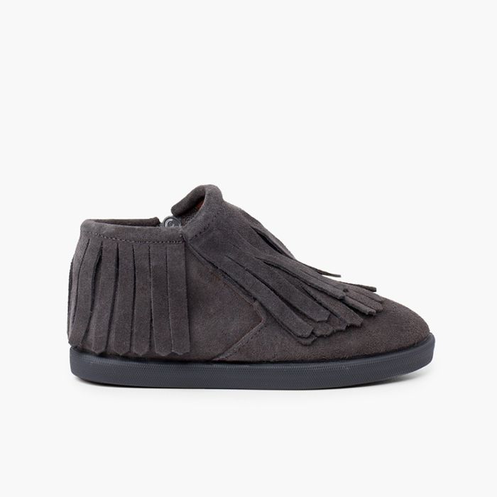 Stivaletto in camoscio con chiusura zip e frange
