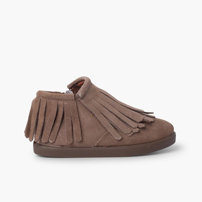 Stivaletto in camoscio con chiusura zip e frange