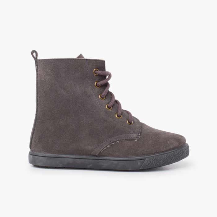 Stivale in shearling con lacci laterali con cerniera